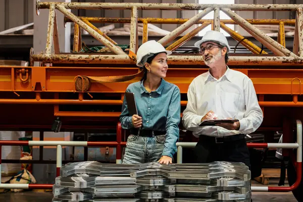 金属工場のマネージャーは重い構造のための金属か鋼鉄フレームの最高品質を監督します 精密品質の製品を保証するスチール製造検査 実行する — ストック写真