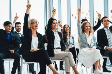 Bir grup iş adamı seminer konferansında toplanıyor. Seyirciler, çalışanların eğitim seanslarındaki eğitmenleri dinliyor. Uzman konuşmacı ile ofis çalışanları toplantısı. Jivy