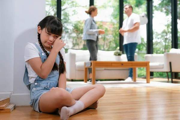 Gestresst Ongelukkig Jong Meisje Huddle Hoek Vegen Haar Tranen Terwijl — Stockfoto