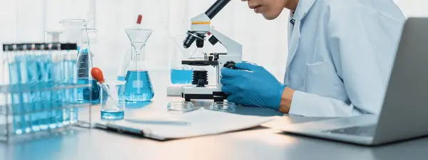 Los Científicos Llevan Cabo Experimentos Químicos Utilizando Microscopio Laboratorio Médico — Foto de Stock