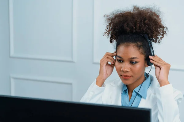 African American Businesswoman Wearing Headset Working Office Support Remote Crucial — Stock Photo, Image