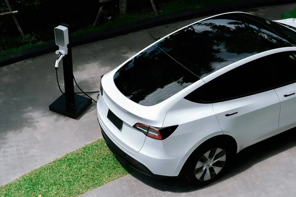 Электрический Автомобиль Зарядки Зеленом Экологически Устойчивом Саду Города Летом Городская — стоковое фото