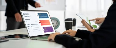 Şirket işleri için mod bilgisayar yazılımının müşteri deneyimi ve gözden geçirme analizi