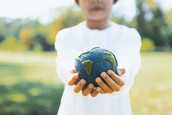 Młody Azjatycki Chłopiec Trzymający Planetę Ziemia Globu Tle Parku Naturalnego — Zdjęcie stockowe