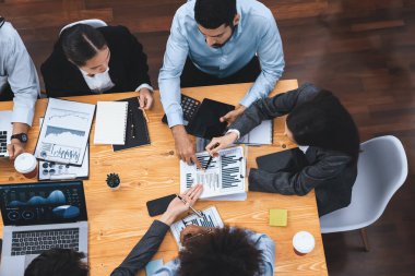 Üst düzey çok ırklı analiz ekibi, stratejik karar için finansal verileri analiz etmek amacıyla dizüstü bilgisayarda BI gösterge ekranını kullanıyor. Fintech pazarlama göstergelerini analiz ediyor. Uyum