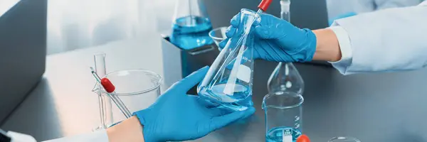 Grupo Cientista Dedicado Realizar Experimentos Químicos Pesquisa Laboratório Médico Como — Fotografia de Stock