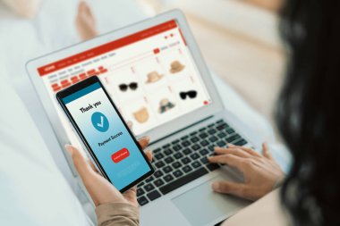 İnternet pazarından alışveriş yapan kadın modern yaşam tarzı için satış malzemeleri arıyor ve önemli siber güvenlik yazılımları tarafından korunan cüzdandan çevrimiçi ödeme için kredi kartı kullanıyor