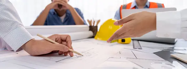 엔지니어 파트너가 사무용 테이블 위에서 프로젝트를 청사진 설계를 설계하고 디자인 — 스톡 사진