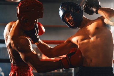 Kasklı iki atletik ve kaslı vücut boksörü ya da boks baş muhafızı vahşi bir boks maçında karşı karşıya. Boks dövüşçüsü boks ringinde dövüşüyor. Impetus