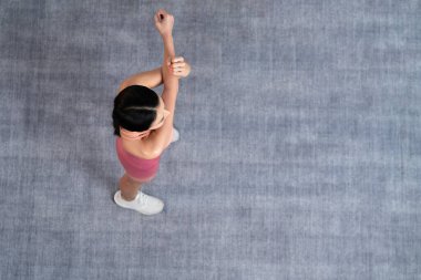 Spor giyimli çekici Asyalı kadın spor egzersizlerinden önce esneme hareketleri yapıyor. Sağlıklı atletik bir kadınla vücut egzersizi. Üst Manzara Panoraması. Kuvvetli