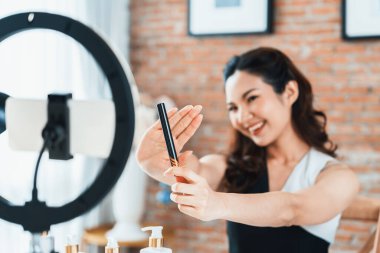 Asyalı Kadın Etkilenen Vlog 'ta canlı yayın yapan videolar sosyal medya ya da blog' un çoğunu oluşturuyor. Kozmetik stüdyosu ışıklandırmalı mutlu genç kız çevrimiçi pazarlama oturumu yayını için.