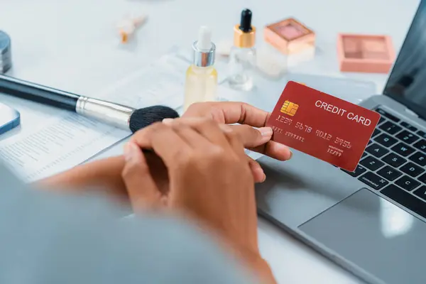 用笔记本电脑关闭用于网上支付 银行业务和网上购物的信用卡 显示在线安全钱包的信用卡技术 并进行重要的采购 — 图库照片