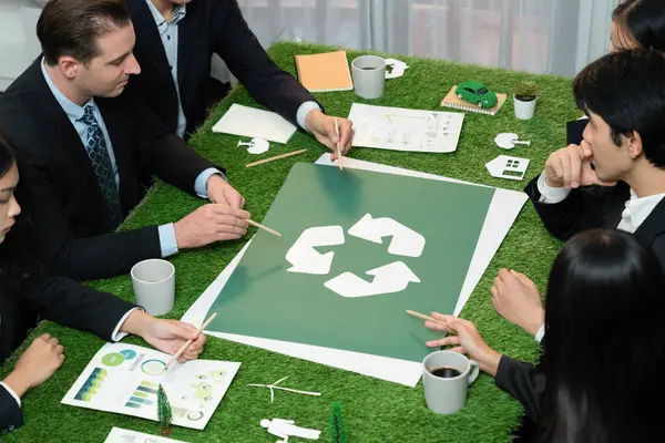 Recykling Ikony Stole Biurze Biznesmenami Planującymi Inwestycje Ekobiznesu Gospodarowanie Odpadami — Zdjęcie stockowe