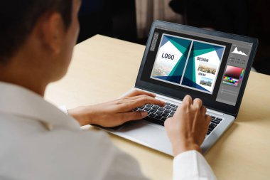 Web sayfasının modern tasarımı ve bilgisayar ekranında gösterilen ticari reklamlar için grafiksel tasarımcı yazılımı