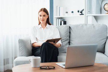 Klinikteki psikolog kadın. Profesyonel portresi. Dostane gülümsemesiyle hastayı psikoloğa davet ediyor. Tecrübeli ve kendine güvenen psikolog son derece uzmandır.