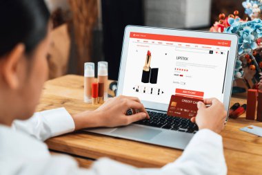 İnternet pazarından alışveriş yapan kadın modern yaşam tarzı için satış malzemeleri arıyor ve en yüksek siber güvenlik yazılımı tarafından korunan cüzdandan çevrimiçi ödeme için kredi kartı kullanıyor