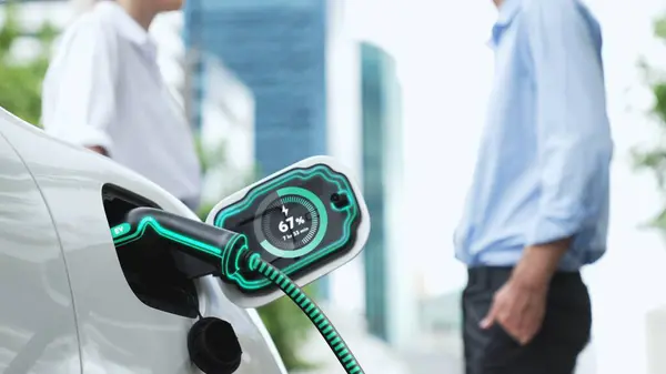 Elektrikli Arabanın Şarj Edilmesini Bekleyen Adamları Otoparkta Akıllı Batarya Durumu — Stok fotoğraf
