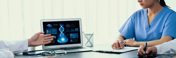 Група Лікарів Або Дослідників Які Вивчають Генетичні Захворювання Днк Ноутбуком — стокове фото