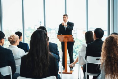 Bir grup iş adamı seminer konferansında toplanıyor. Seyirciler, çalışanların eğitim seanslarındaki eğitmenleri dinliyor. Uzman konuşmacı ile ofis çalışanları toplantısı. Jivy