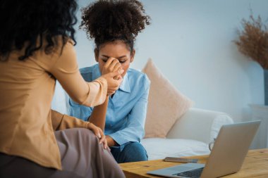Travma sonrası stres bozukluğu olan üzgün bir kadın psikoloğu, depresyon ya da kalp yetmezliğinden sonra üzüntülü bir ruh sağlığı terapisi görüyor. Hayal kırıklığına uğramış genç bir kadın klinikteki duygular hakkında bir psikologla konuşuyor.