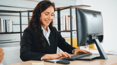 Ofiste çalışan kulaklık takan işadamları uzak müşteri ya da meslektaşlarını desteklemek için çalışıyorlar. Çağrı merkezi, tele pazarlama, müşteri destek acentesi telefon görüşmesinde hizmet sağlıyor. Jivy
