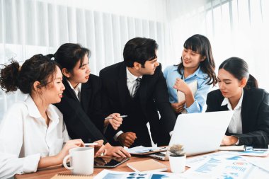 Ofis masasındaki finansal veri raporlarını analiz eden çeşitli bir grup iş analisti. Stratejik pazarlama planlaması için iş zekası analizi çizelgesi ve grafiği.