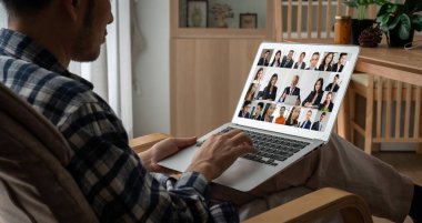 İş dünyasından iş adamlarının modern sanal grup toplantısı için video konferansındaki iş adamları