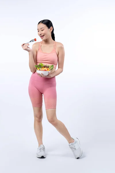 身穿运动服的年轻而活泼的亚洲女人拿着盛满水果和蔬菜的沙拉碗 天生的青春和健康的身体生活方式与均衡的营养与孤立的背景 精力充沛的 — 图库照片
