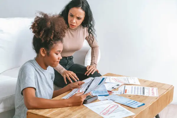 Gestresste Afro Amerikaanse Vrouwen Heeft Financiële Problemen Met Credit Card — Stockfoto