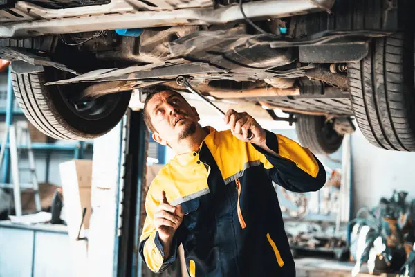 Voertuigmonteur Voert Auto Inspectie Van Onder Opgeheven Voertuig Automotive Service — Stockfoto