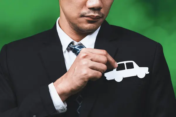 Biznesmen Posiadający Ikonę Samochodu Symbolizuje Ekologiczną Korporację Biznesową Zaangażowaną Ekologiczny — Zdjęcie stockowe