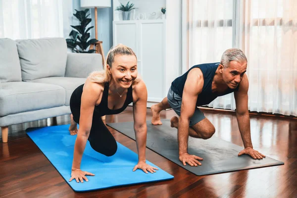 Athletic Active Senior Couple Doing Exercise Fit Mat Plank Climbing — Stock Photo, Image