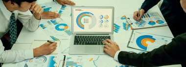 Grup toplantısındaki iş adamları resmi kıyafet paylaşımı fikrine sahipler. Şirketin yaratıcı çalışma alanındaki kar raporunu tartışıyorlar. Grup toplantısı masasında yakın çekim yapmak için. Konuşma .