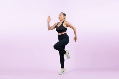 Spor giyim portresindeki aktif ve formda üst düzey kadın izole edilmiş arka planda. Sağlıklı, sağlıklı, sağlıklı ve sportif vücut bakımı konsepti olan son sınıf öğrencileri. Etki