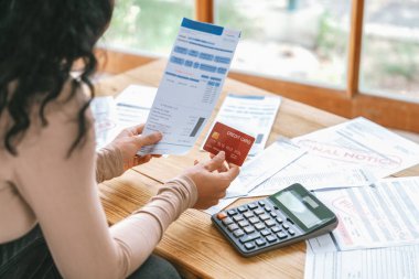 Stresli genç kadının kredi kartı borçlarıyla ilgili mali sorunları var. Kötü kişisel para ve mortgage ödeme yönetimi krizi kavramını çok önemli ölçüde karşılıyor. Üzgün ve mutsuz