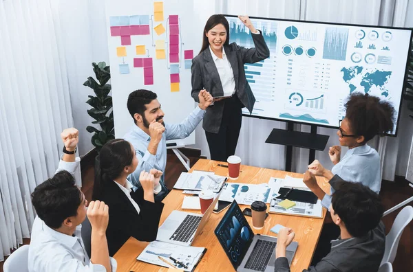 사업가들은 성공적 프레젠테이션이나 화면에서 데이터 축하하기도 회의실에 축하의 몸짓으로 협업에 — 스톡 사진