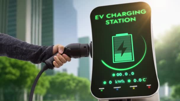 Empresário Puxar Carregador Para Recarregar Sua Bateria Carros Elétricos Estação — Vídeo de Stock