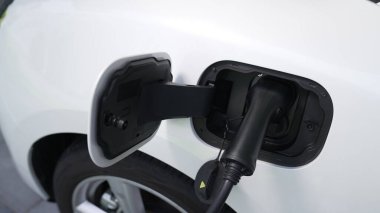 Ev şarj istasyonu, elektronik araç için sürdürülebilir, yenilenebilir enerji kaynağı, modern modern yaşam tarzı için evdeki EV arabaları sağlıyor. Çevre dostu melez elektro ve petrol aracı bataryası.