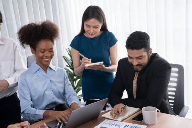 Mutlu iş adamları birlikte çalışır, şirket ofisinde tartışırlar. Profesyonel ve çeşitlilik takım çalışması iş planını bilgisayarda tartışır. Modern çok kültürlü ofis çalışanı. Uyum