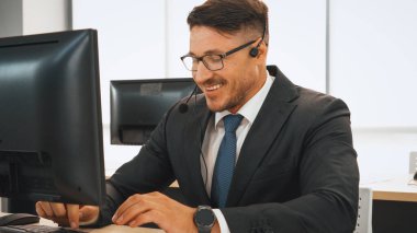 Ofiste çalışan kulaklık takan işadamları uzak müşteri ya da meslektaşlarını desteklemek için çalışıyorlar. Çağrı merkezi, tele pazarlama, müşteri destek acentesi telefon görüşmesinde hizmet sağlıyor. Jivy