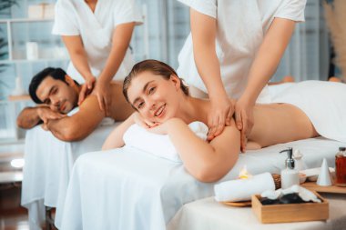 Kafkas çift müşterisi stres önleyici spa masajının keyfini çıkarıyor ve lüks otel veya oteldeki gündüz açık hava ortamında güzellik teniyle eğleniyor. Sessiz.