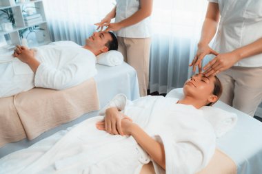 Kafkasyalı çift stres önleyici kafa masajının keyfini çıkarıyor ve lüks otellerde ya da otel spa salonlarında gündüz kaplıcalarında yüz güzelliği eğlencelerini şımartıyor. Sessiz.
