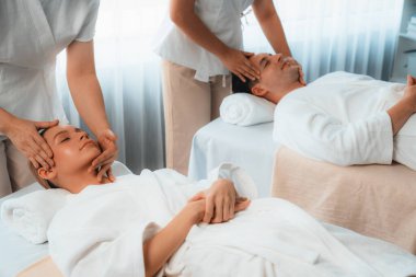 Kafkasyalı çift stres önleyici kafa masajının keyfini çıkarıyor ve lüks otellerde ya da otel spa salonlarında gündüz kaplıcalarında yüz güzelliği eğlencelerini şımartıyor. Sessiz.