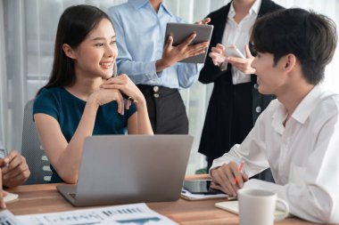 Çok ırklı analist ekibi toplantı masasındaki mali raporu analiz etmek için BI gösterge tablosunu kullanıyor. Çeşitli iş adamlarından oluşan bir grup, FIntech 'in veri analizini başarılı iş pazarlaması için kullanır. Uyum