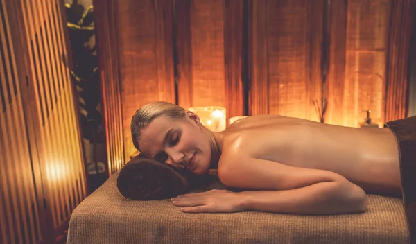 Cliente Mujer Caucásica Disfrutando Relajante Masaje Spa Estrés Mimos Con —  Fotos de Stock