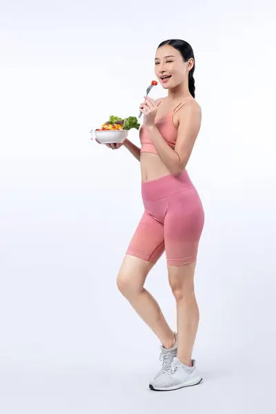 Wanita Asia Yang Sporty Dalam Pakaian Olahraga Memegang Mangkuk Salad — Stok Foto