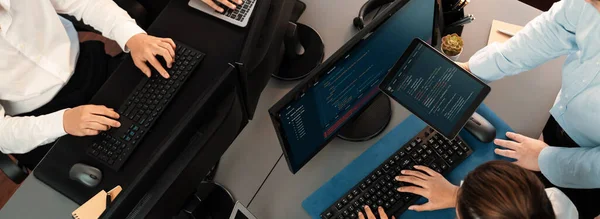 Команда Розробників Програмного Забезпечення Працює Разом Офісі Кодуючи Скрипт Моніторі — стокове фото