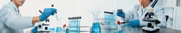 Groupe Scientifiques Dévoués Mène Des Expériences Chimiques Des Recherches Laboratoire — Photo