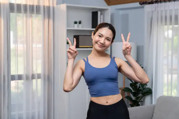 Asiatin Sportkleidung Porträt Lächelnd Und Mit Fröhlicher Geste Posierend Heimtraining — Stockfoto