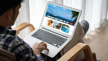 Model arama ve seyahat planlama için internet sitesi uçuş, otel ve tur rezervasyonları için anlaşma ve paket sunuyor